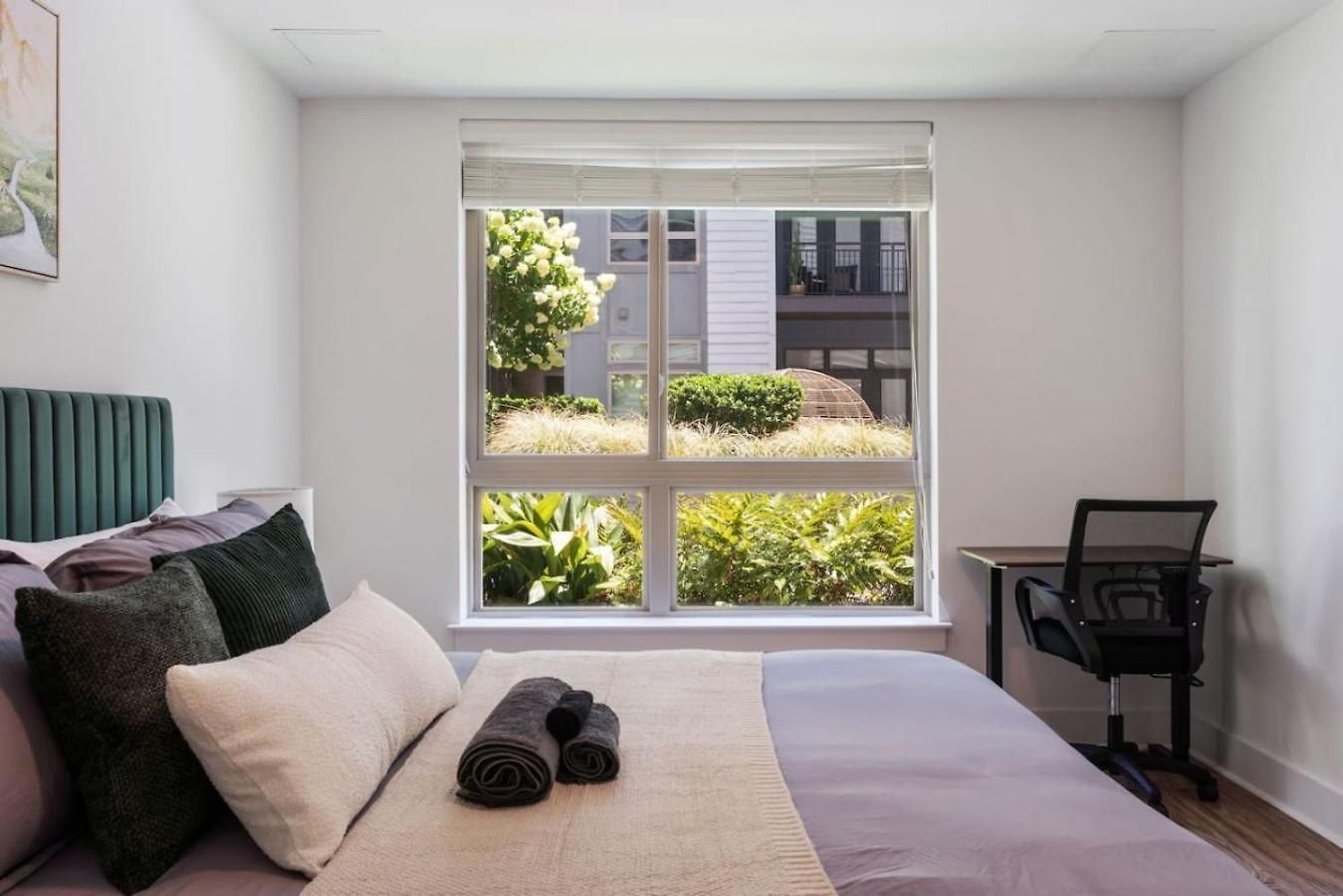 Uptown Haven - Free Parking, Pool, Walkable