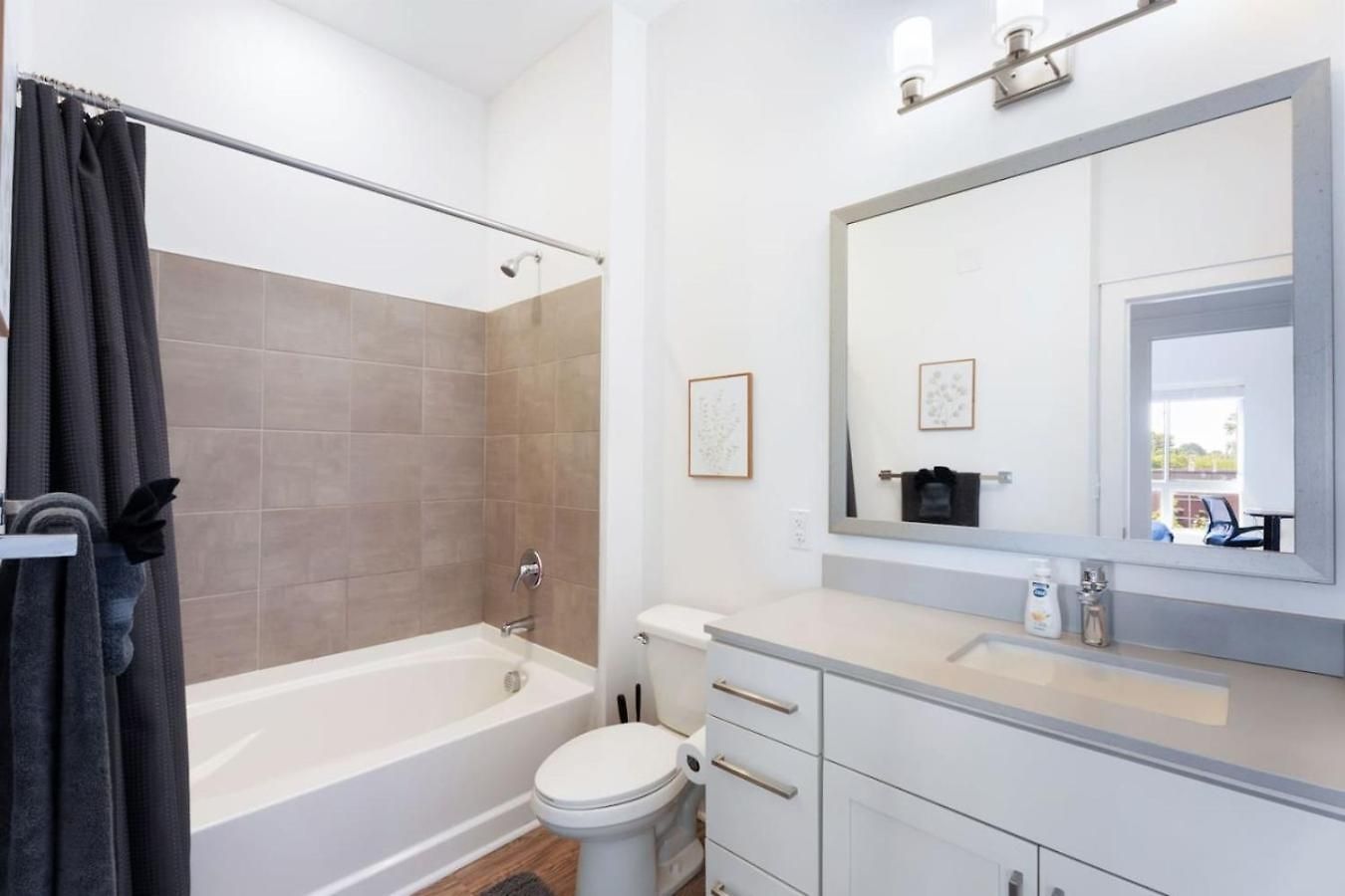 Cozy Carolina - Free Parking, Gym, Pool * Charlotte