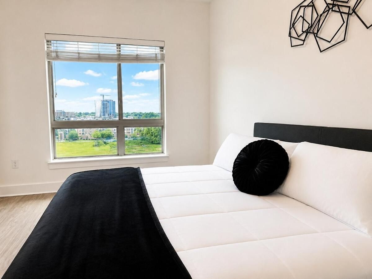 Apartment Luxury Uptown 2br Rooftop Pool Gym & Skyline Views *