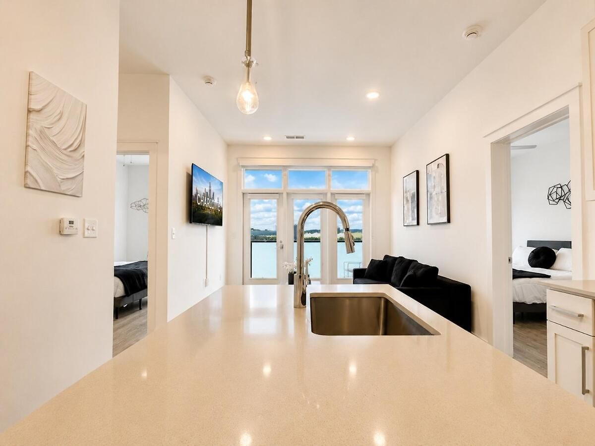Apartment Luxury Uptown 2br Rooftop Pool Gym & Skyline Views