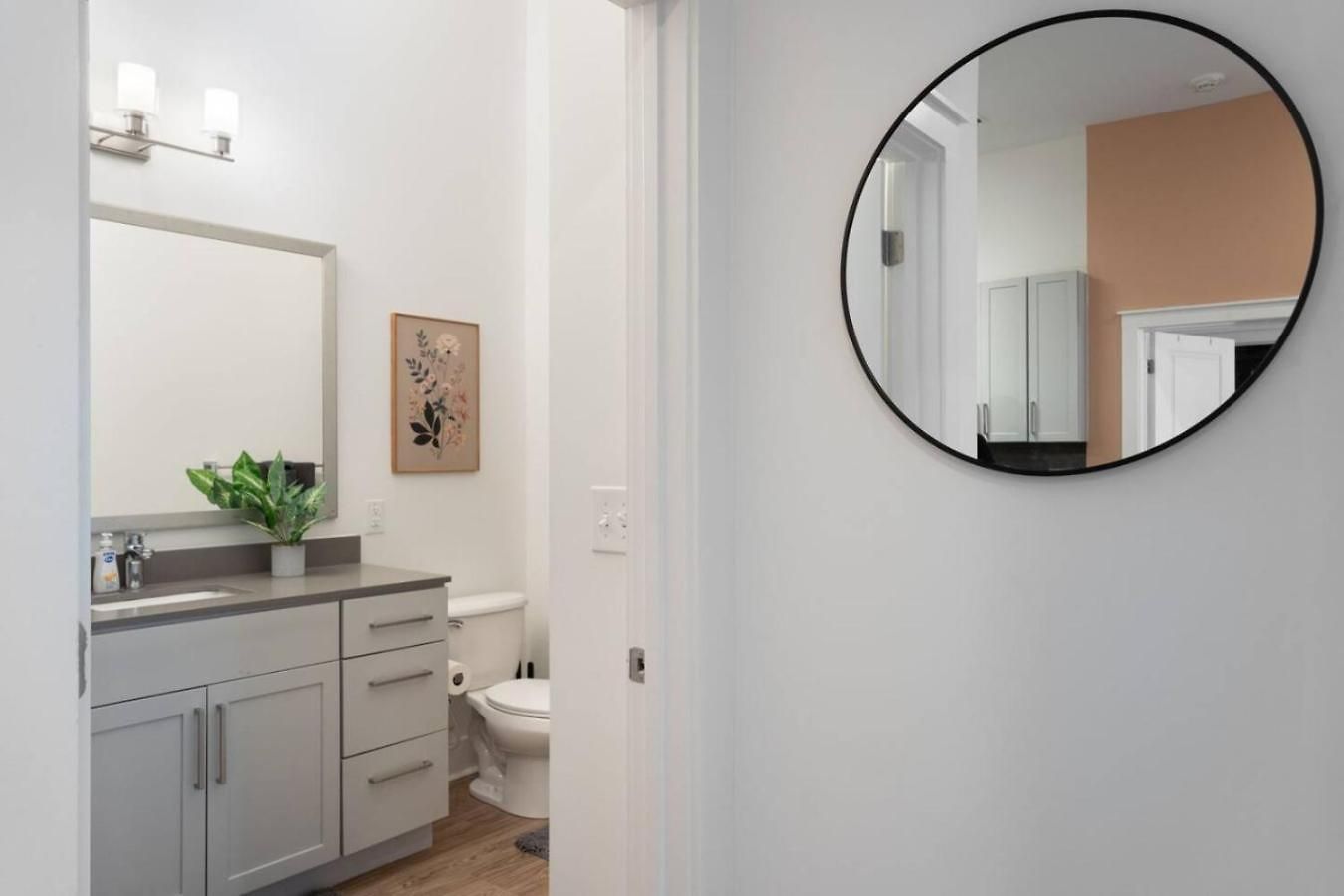 Queen Luxe - Free Parking, Pool, Apartment Charlotte