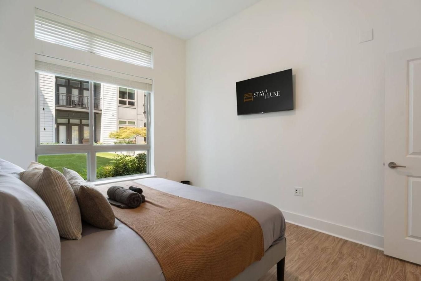 Queen Luxe - Free Parking, Pool, Apartment