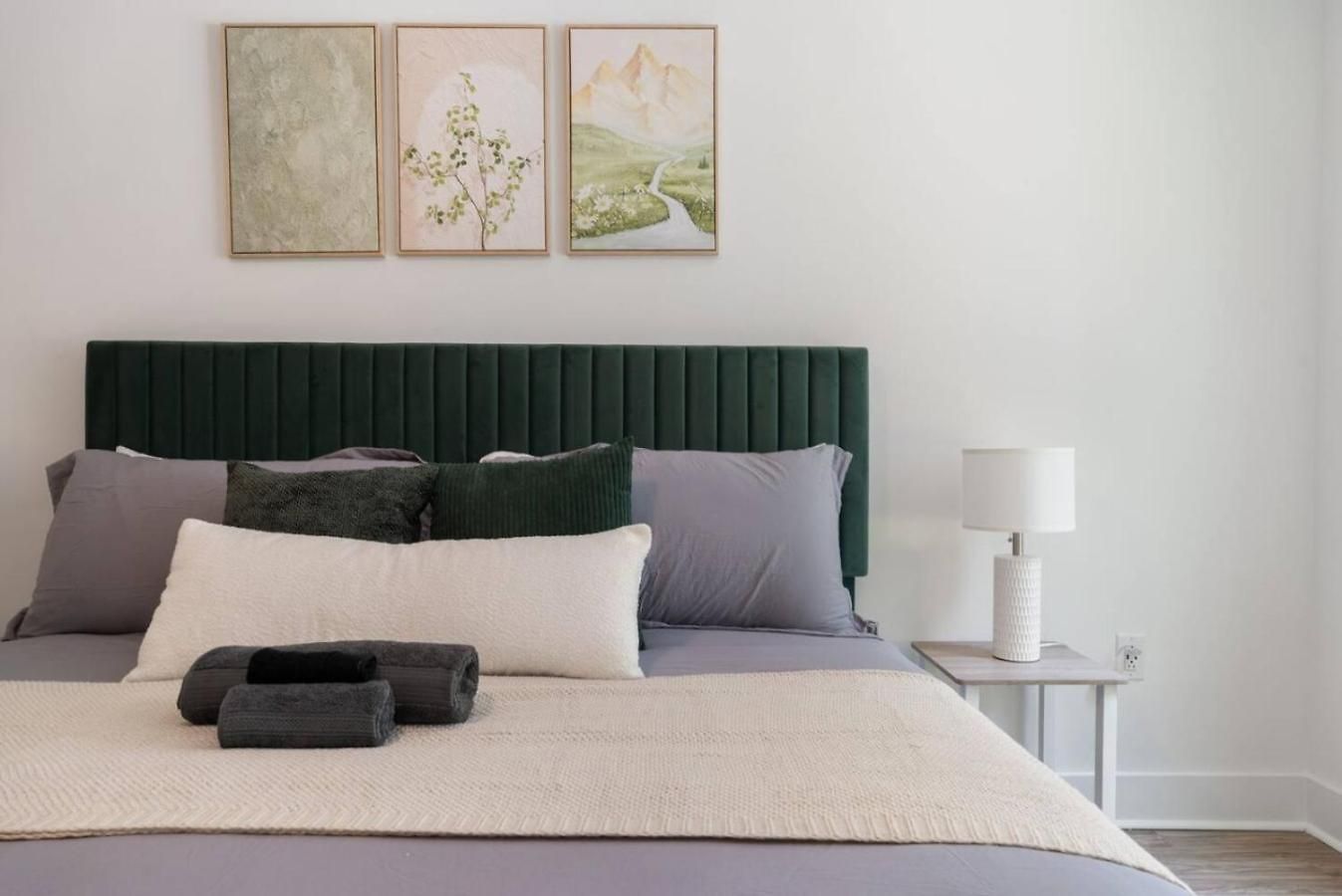 Uptown Haven - Free Parking, Pool, Walkable