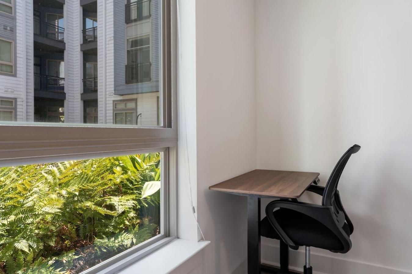 Uptown Haven - Free Parking, Pool, Walkable *