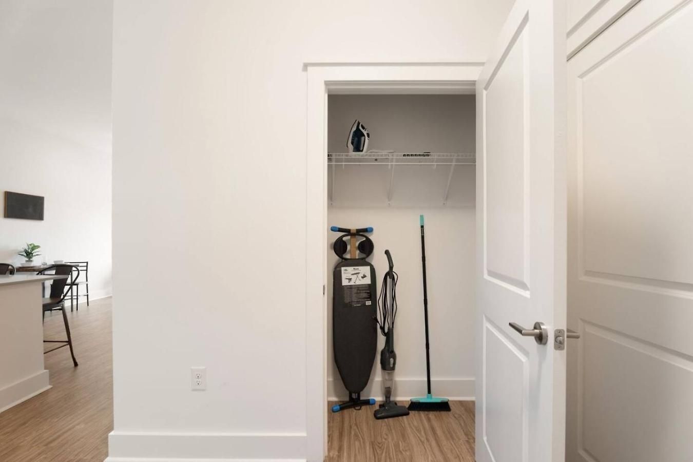 Cozy Carolina - Free Parking, Gym, Pool Apartment