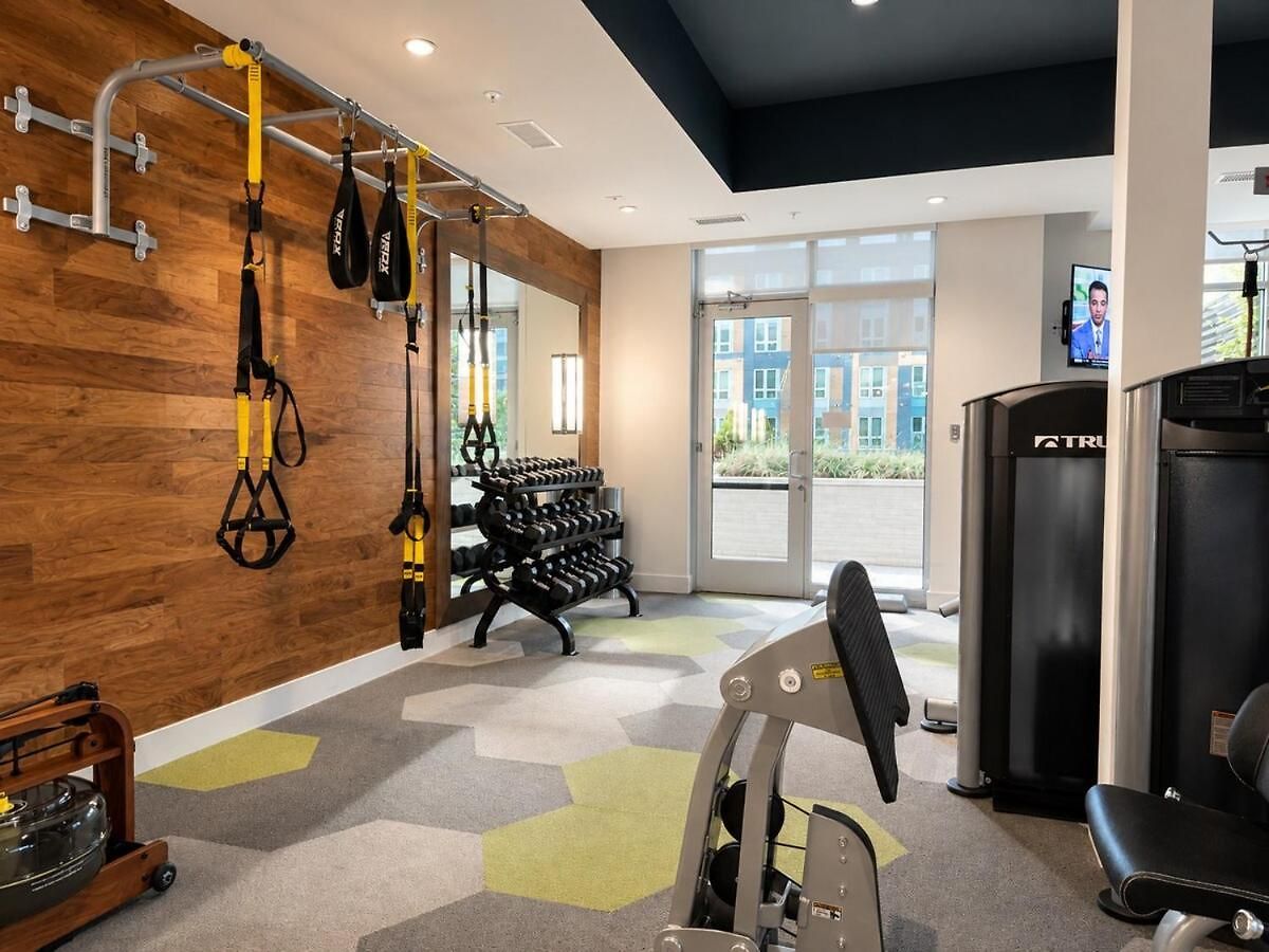 Luxury Uptown 2br Rooftop Pool Gym & Skyline Views Apartment