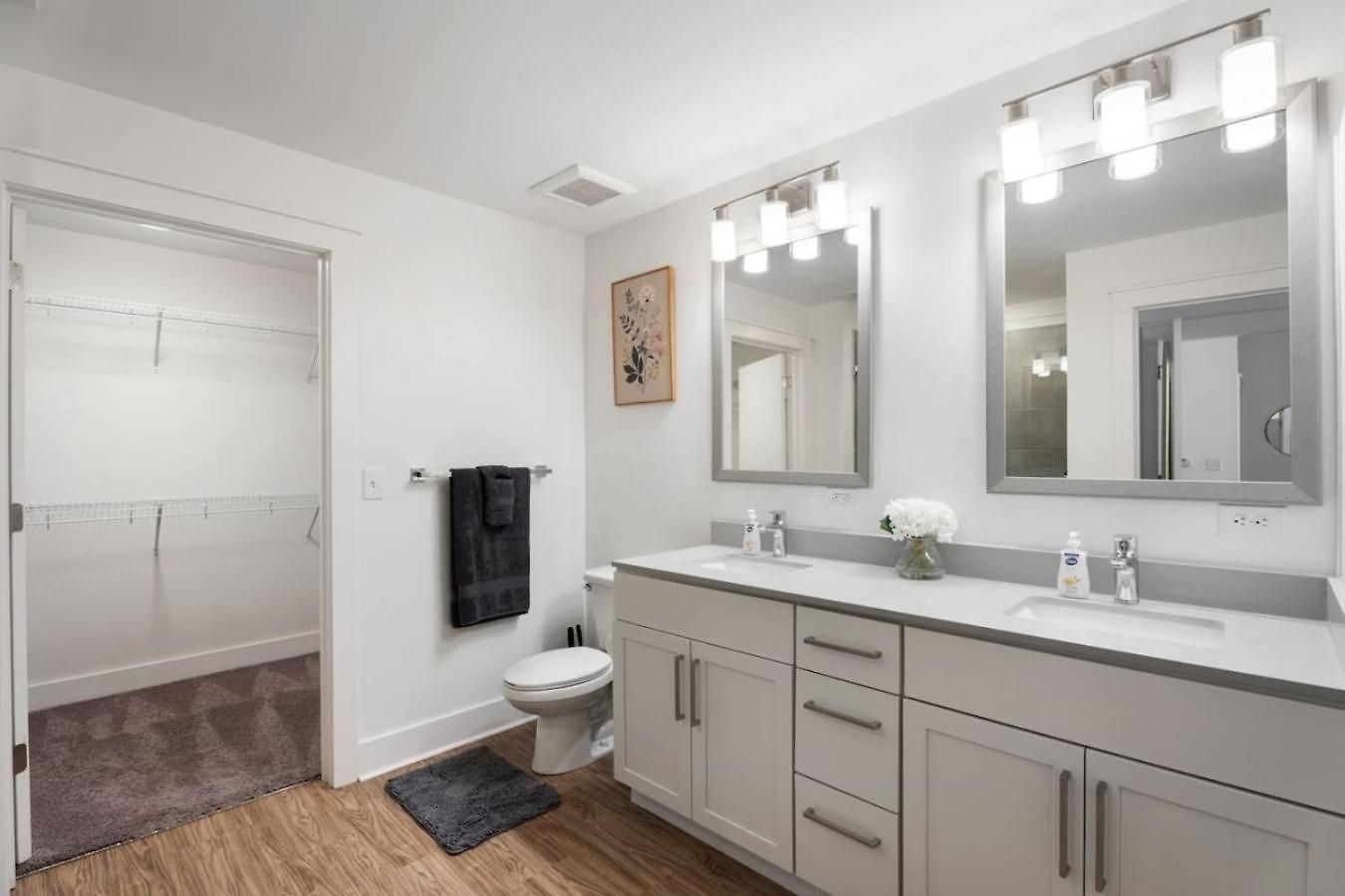 Uptown Haven - Free Parking, Pool, Walkable *