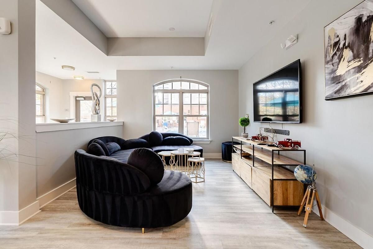 Prime Uptown Location Near Restaurants & Nightlife Apartment