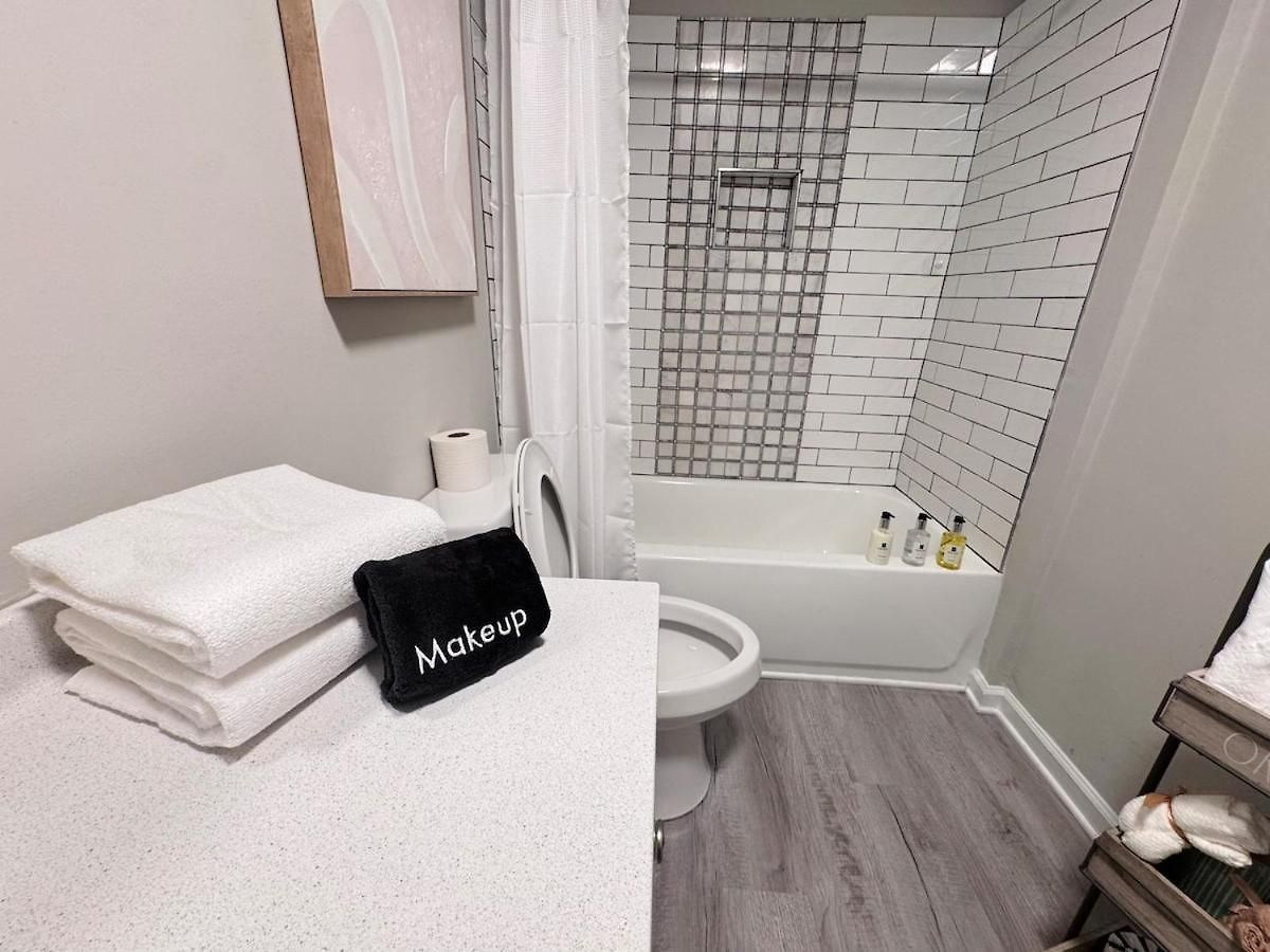 Charming And Renovated Close To Airport And Uptown