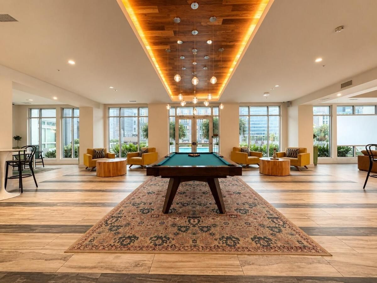 Luxury Uptown 2br Rooftop Pool Gym & Skyline Views Apartment *