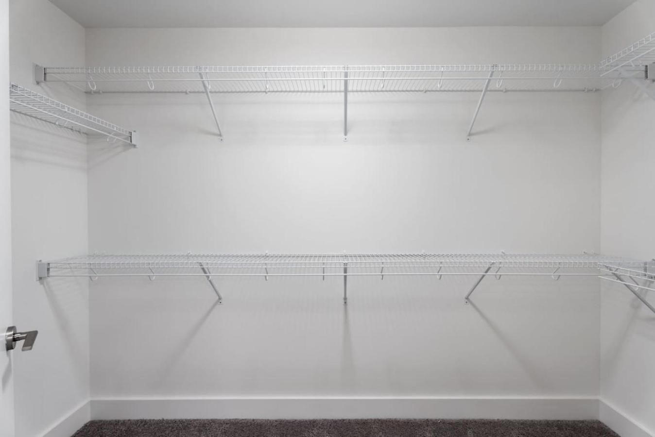 Uptown Haven - Free Parking, Pool, Walkable