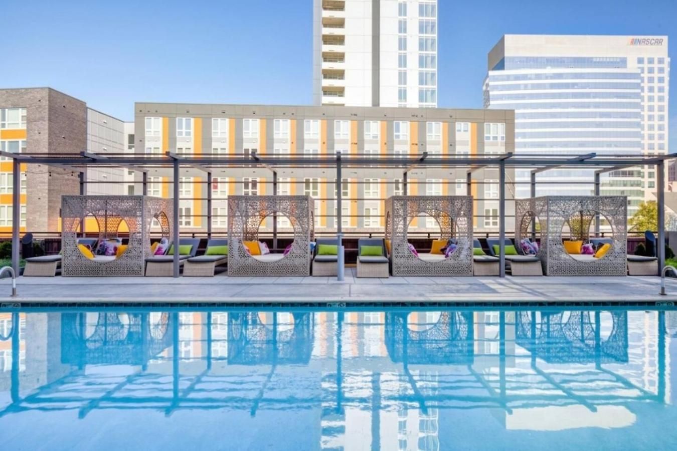 Carolina Luxury - Free Parking, Pool, Gym *