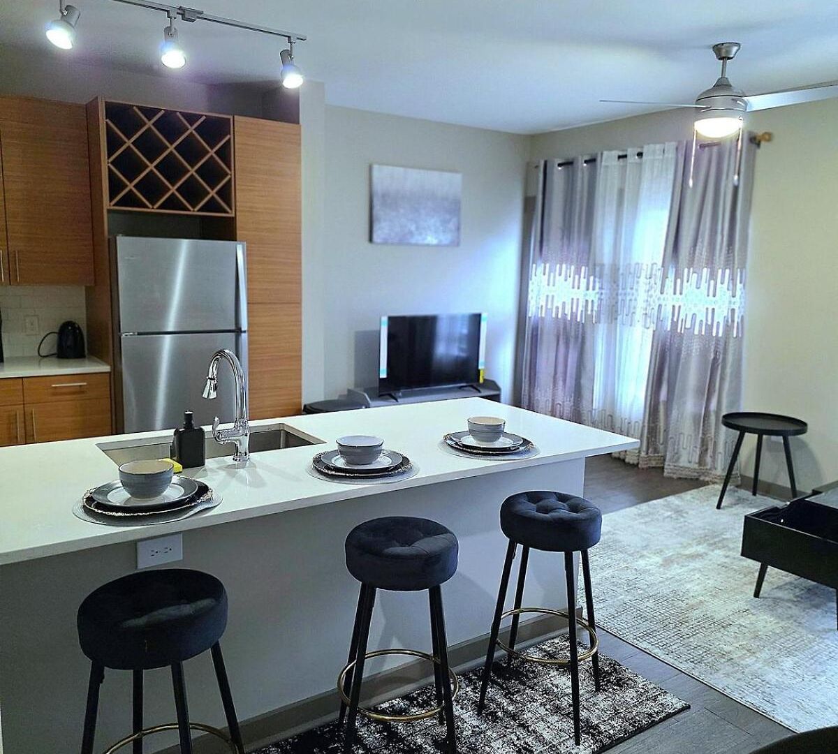Apartment Prime Uptown Location Near Restaurants & Nightlife *