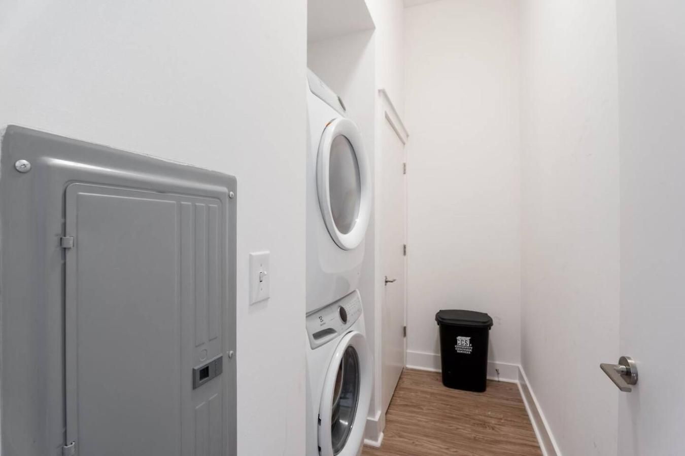 Uptown Haven - Free Parking, Pool, Walkable Apartment