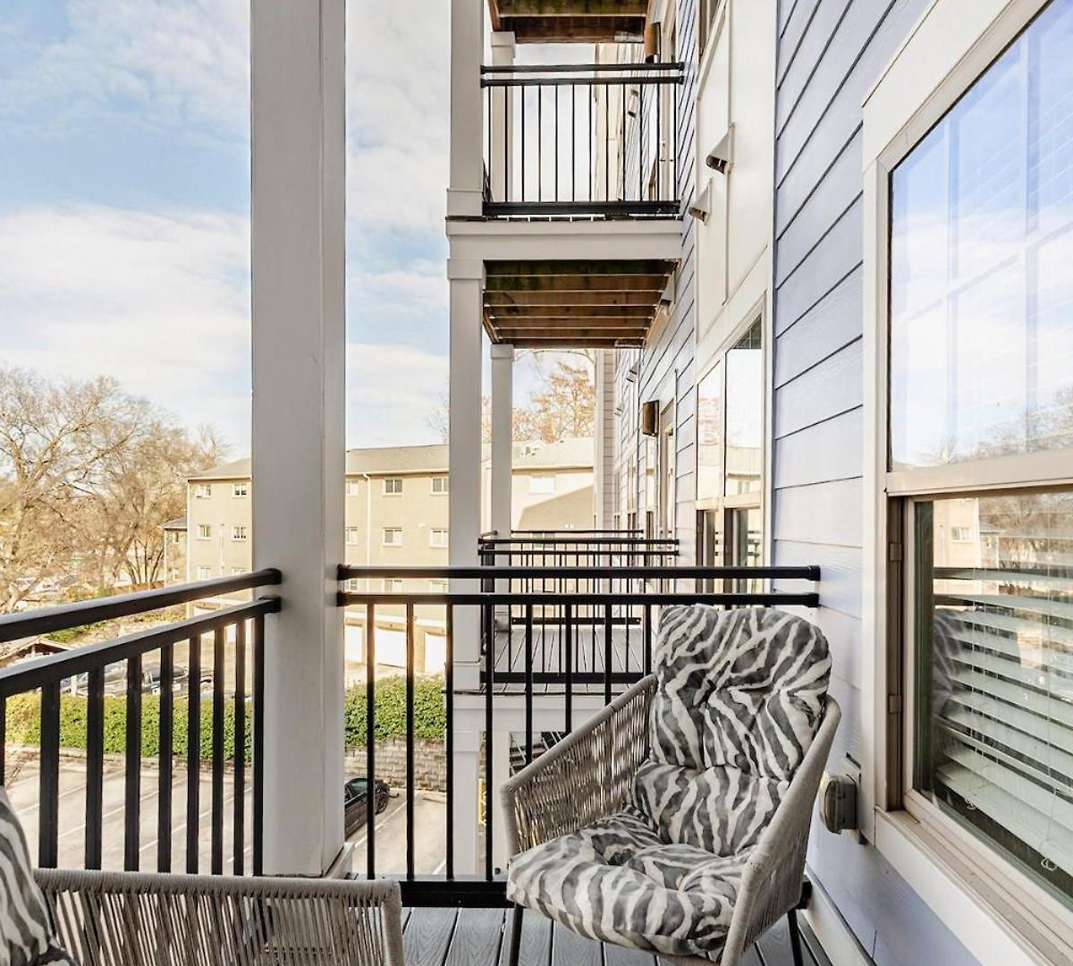Prime Uptown Location Near Restaurants & Nightlife Apartment