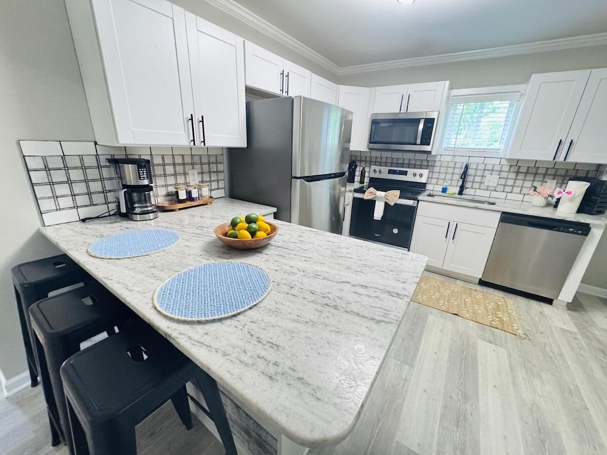 Charming And Renovated Close To Airport And Uptown Apartment *