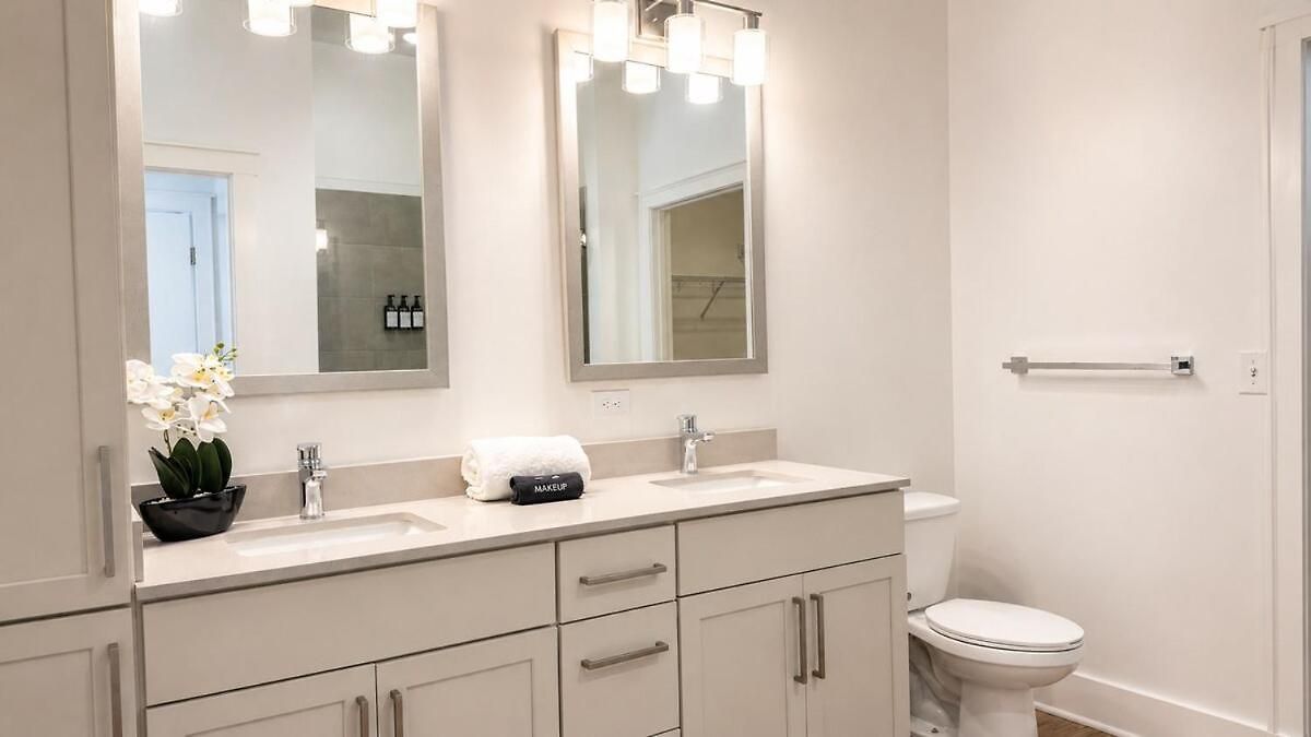 Luxury Uptown 2br Rooftop Pool Gym & Skyline Views Apartment