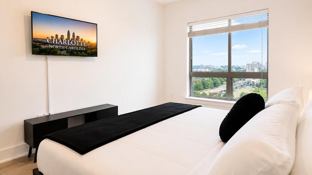 Luxury Uptown 2br Rooftop Pool Gym & Skyline Views