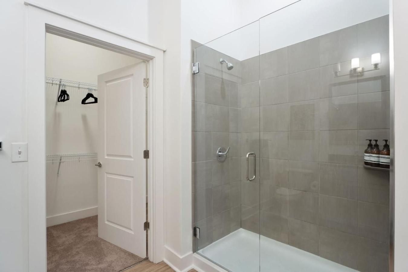 Queen Luxe - Free Parking, Pool, * Charlotte