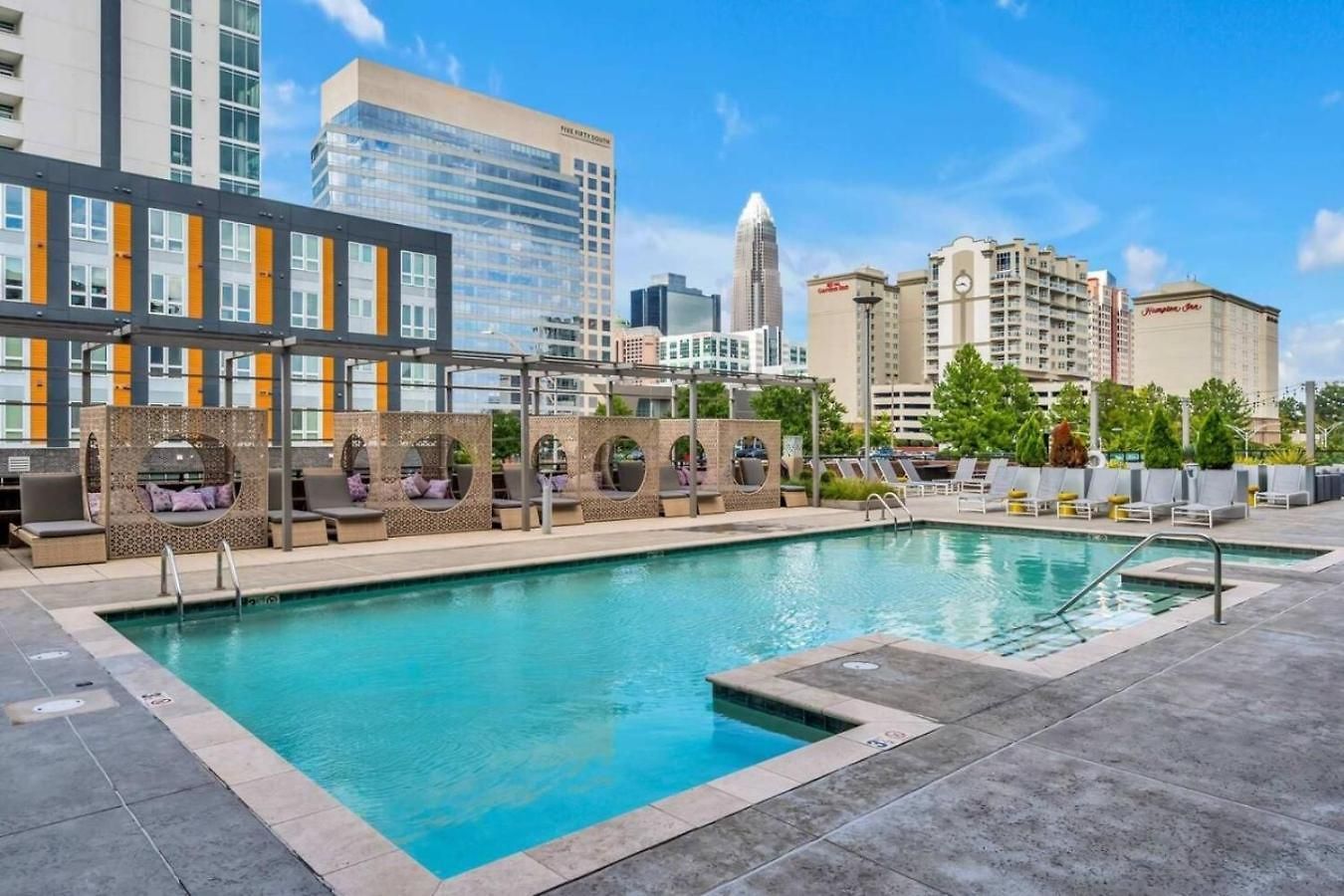 Apartment Uptown Haven - Free Parking, Pool, Walkable Charlotte