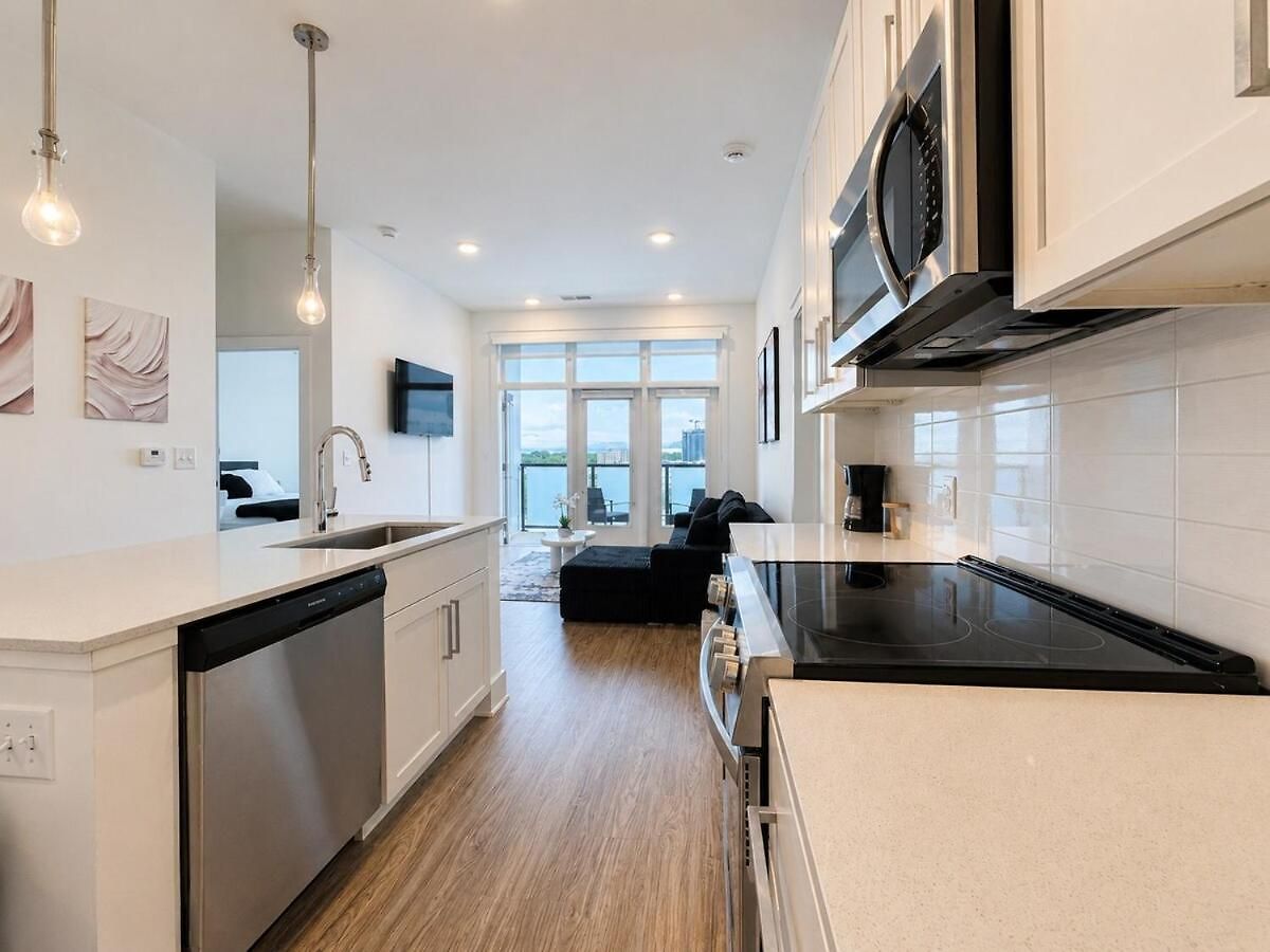 Luxury Uptown 2br Rooftop Pool Gym & Skyline Views *