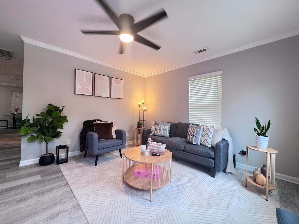 Charming And Renovated Close To Airport And Uptown Apartment