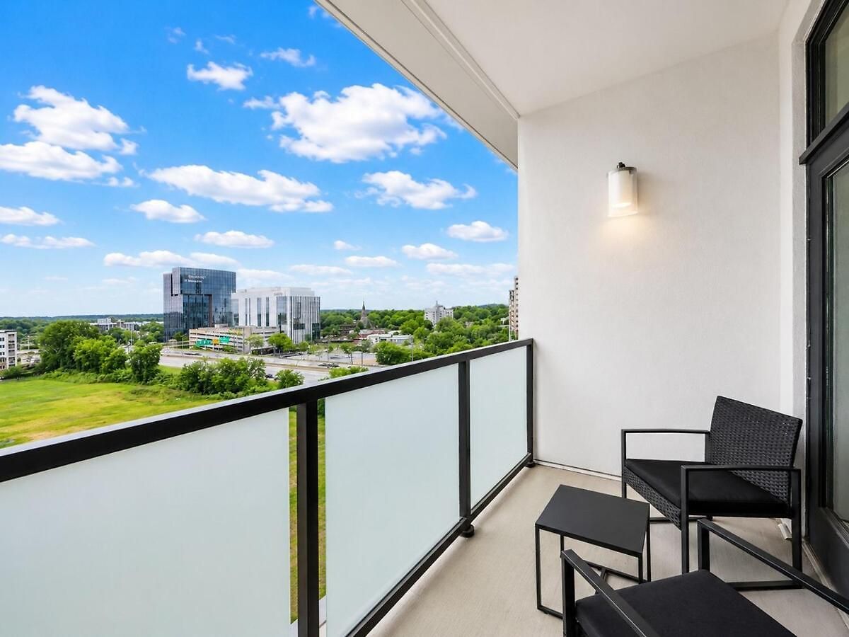 Luxury Uptown 2br Rooftop Pool Gym & Skyline Views Apartment *