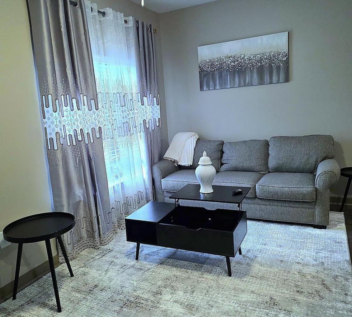 Prime Uptown Location Near Restaurants & Nightlife *