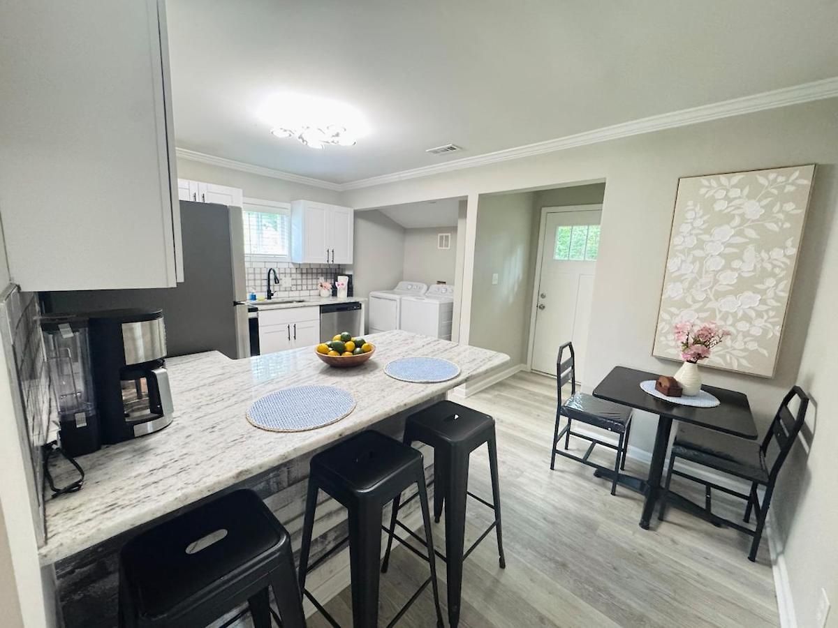 Charming And Renovated Close To Airport And Uptown