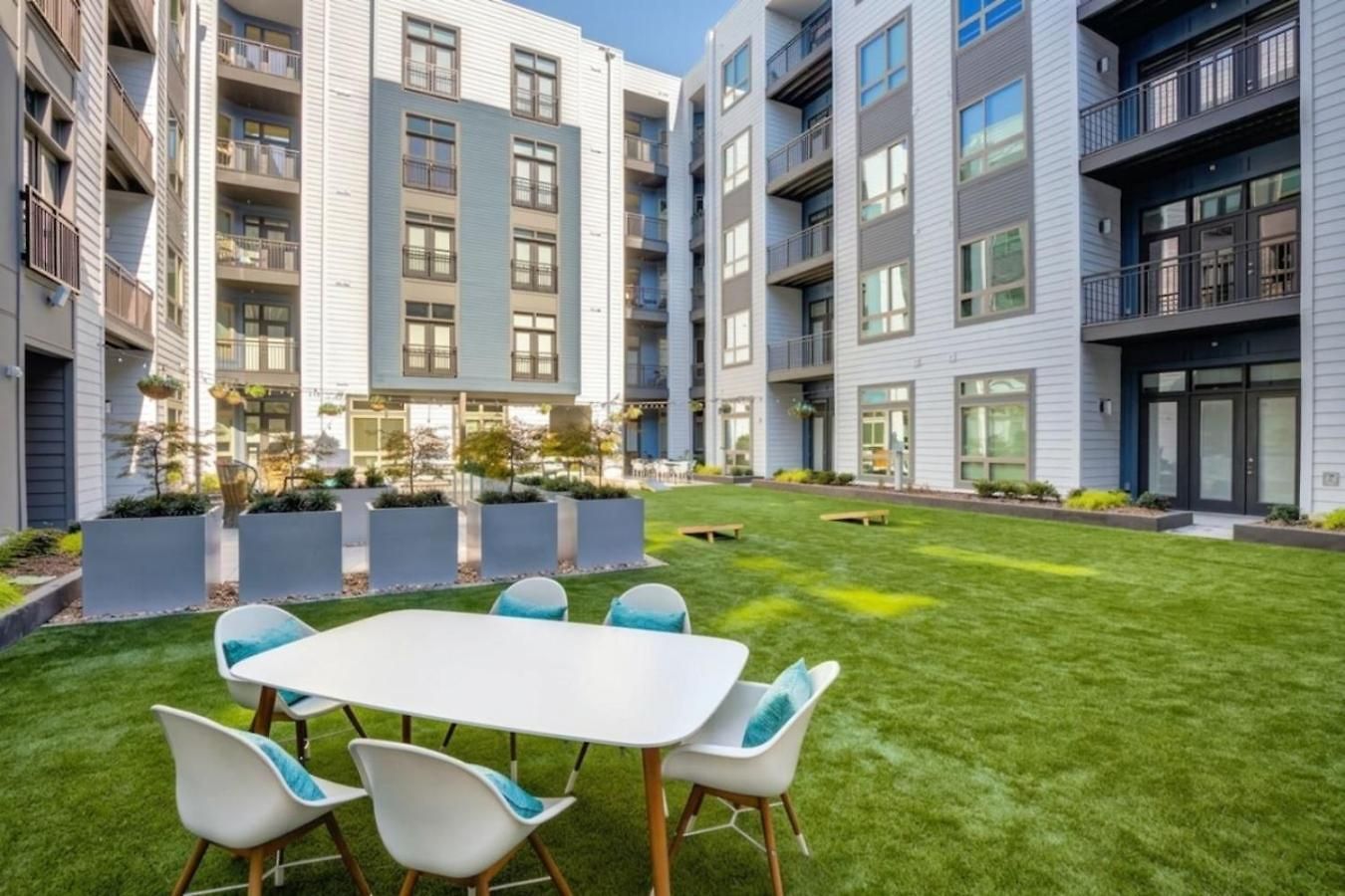 Uptown Haven - Free Parking, Pool, Walkable * Charlotte