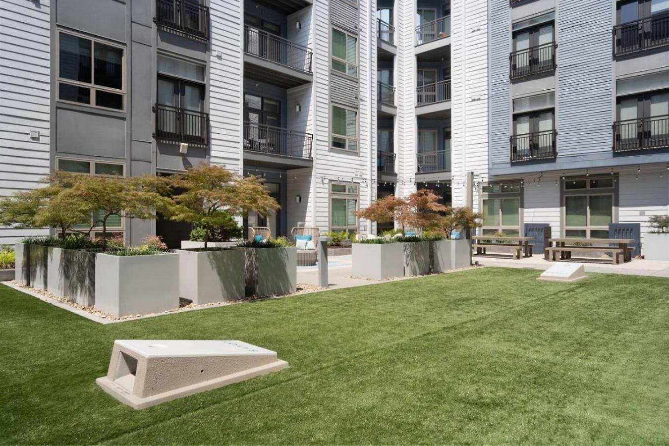 Apartment Uptown Haven - Free Parking, Pool, Walkable *