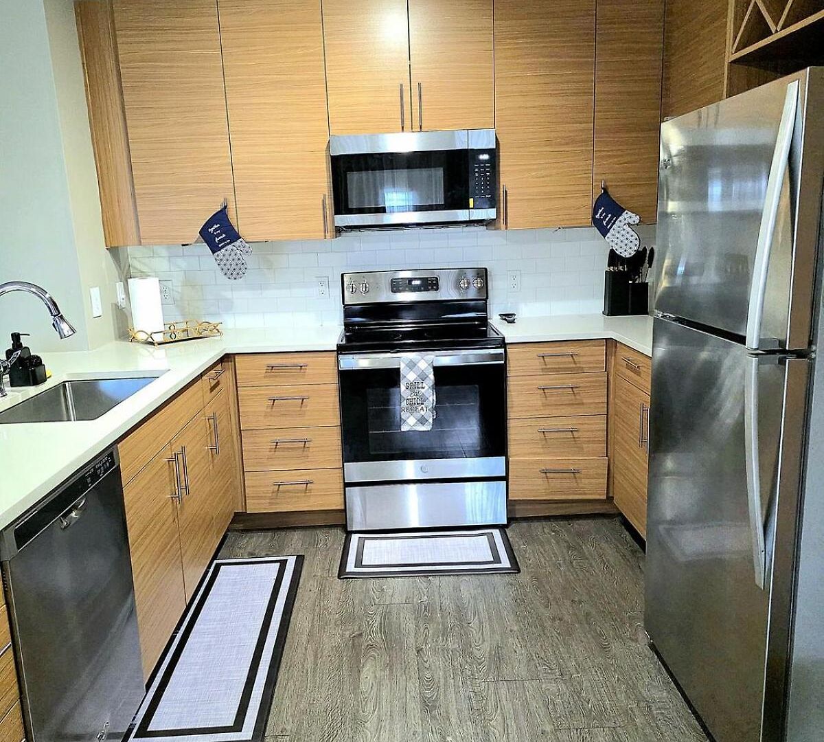 Prime Uptown Location Near Restaurants & Nightlife Apartment