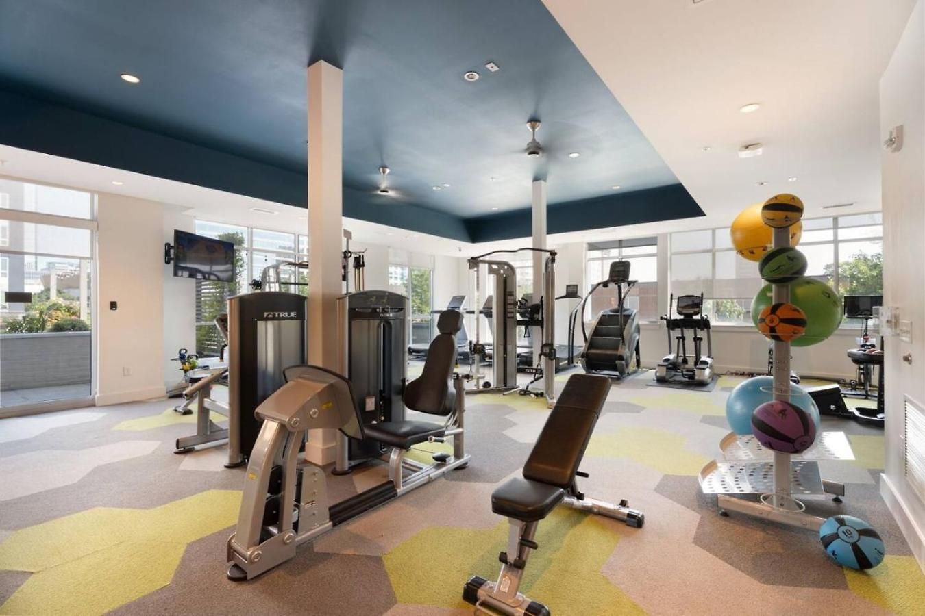 Carolina Luxury - Free Parking, Pool, Gym