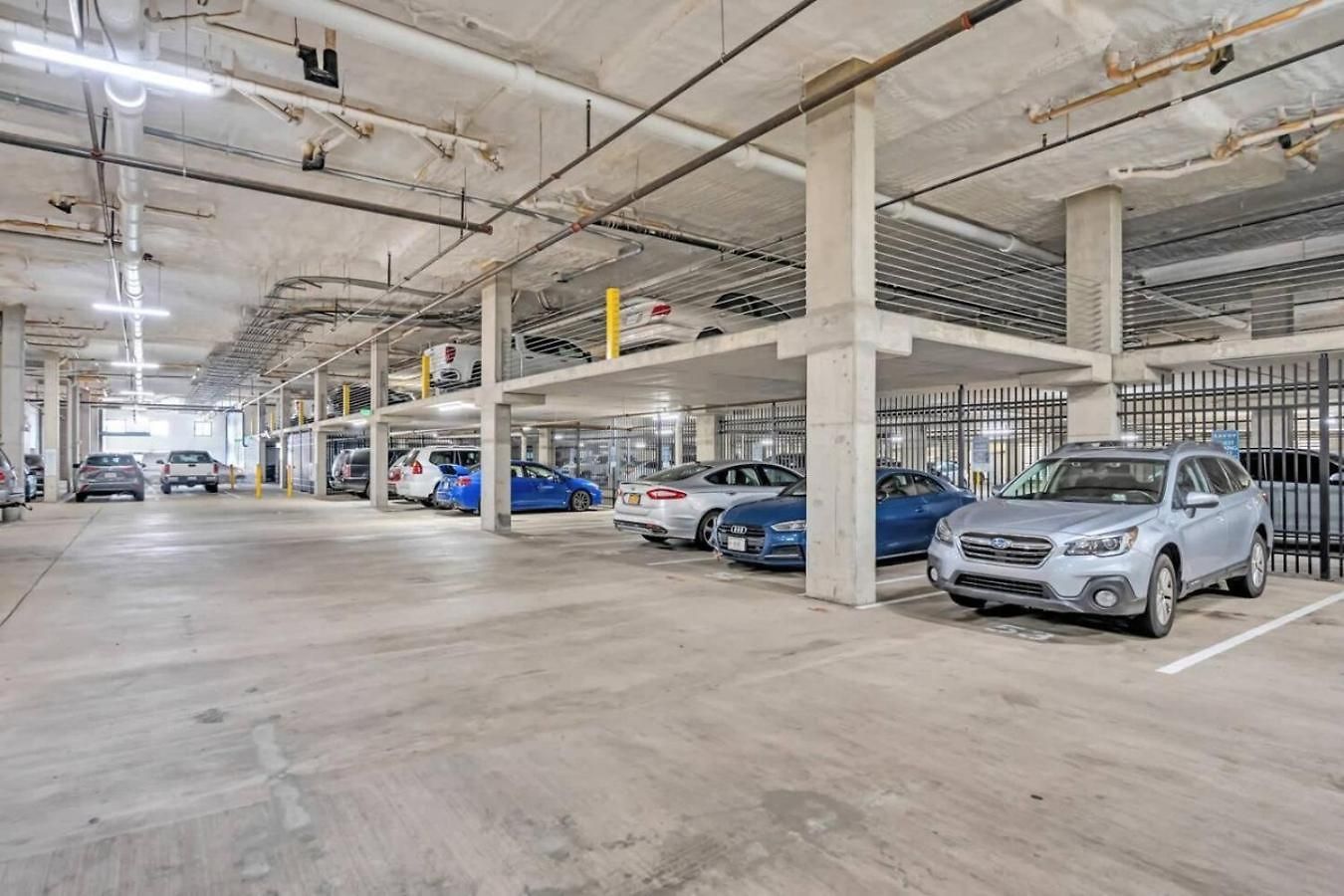 Apartment Uptown Haven - Free Parking, Pool, Walkable *