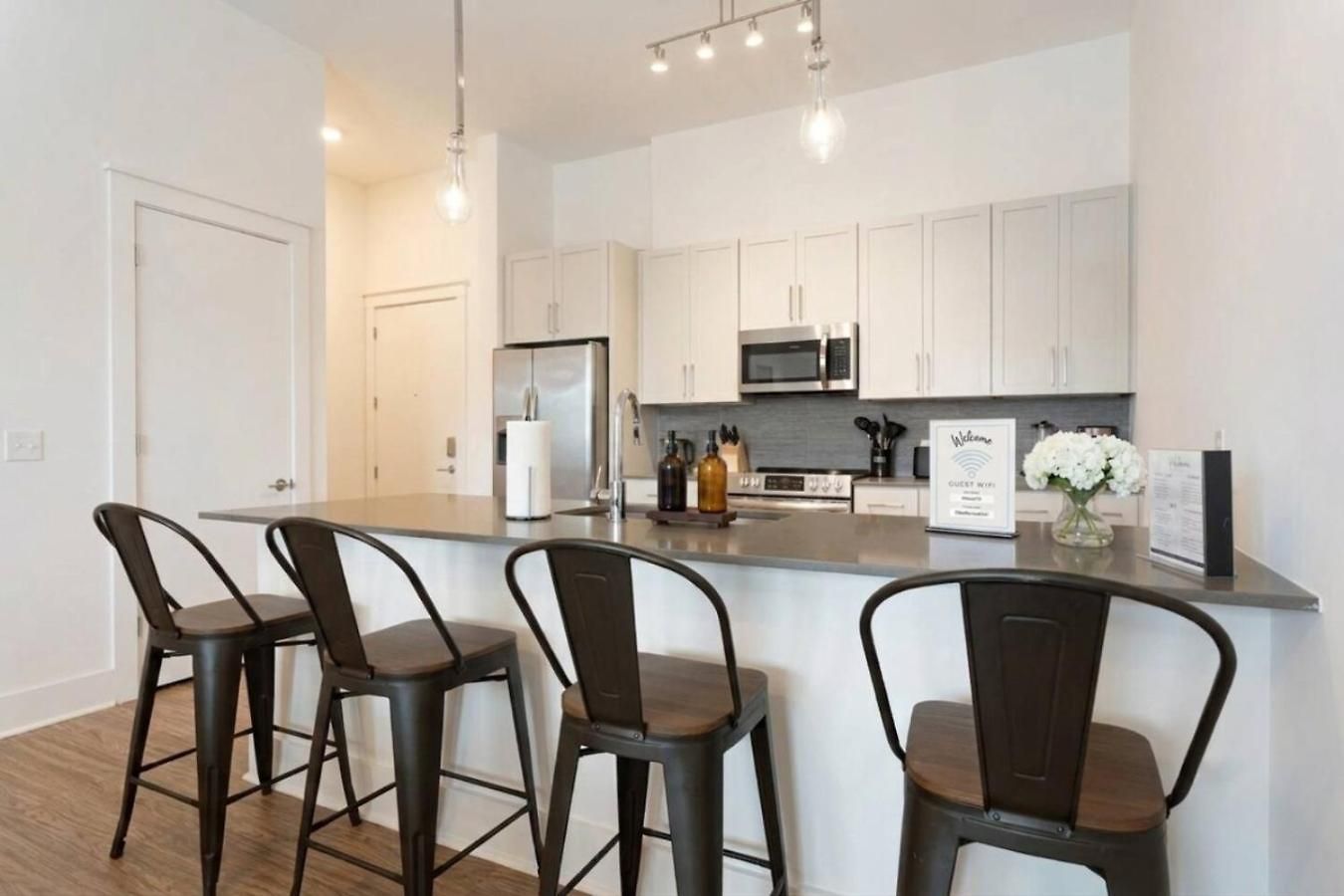 Carolina Luxury - Free Parking, Pool, Gym Apartment Charlotte