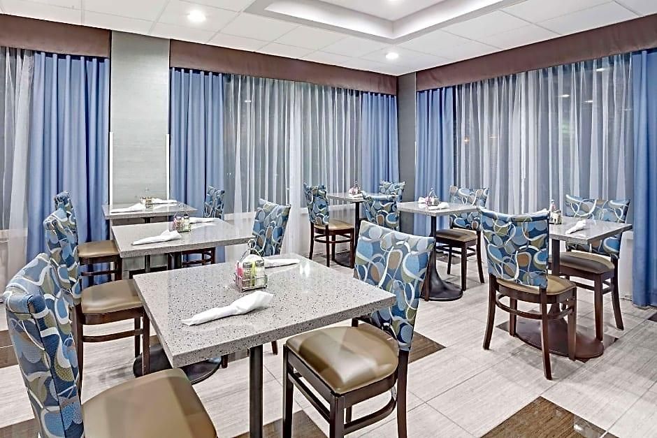 Wyndham Garden Airport Southeast 3*