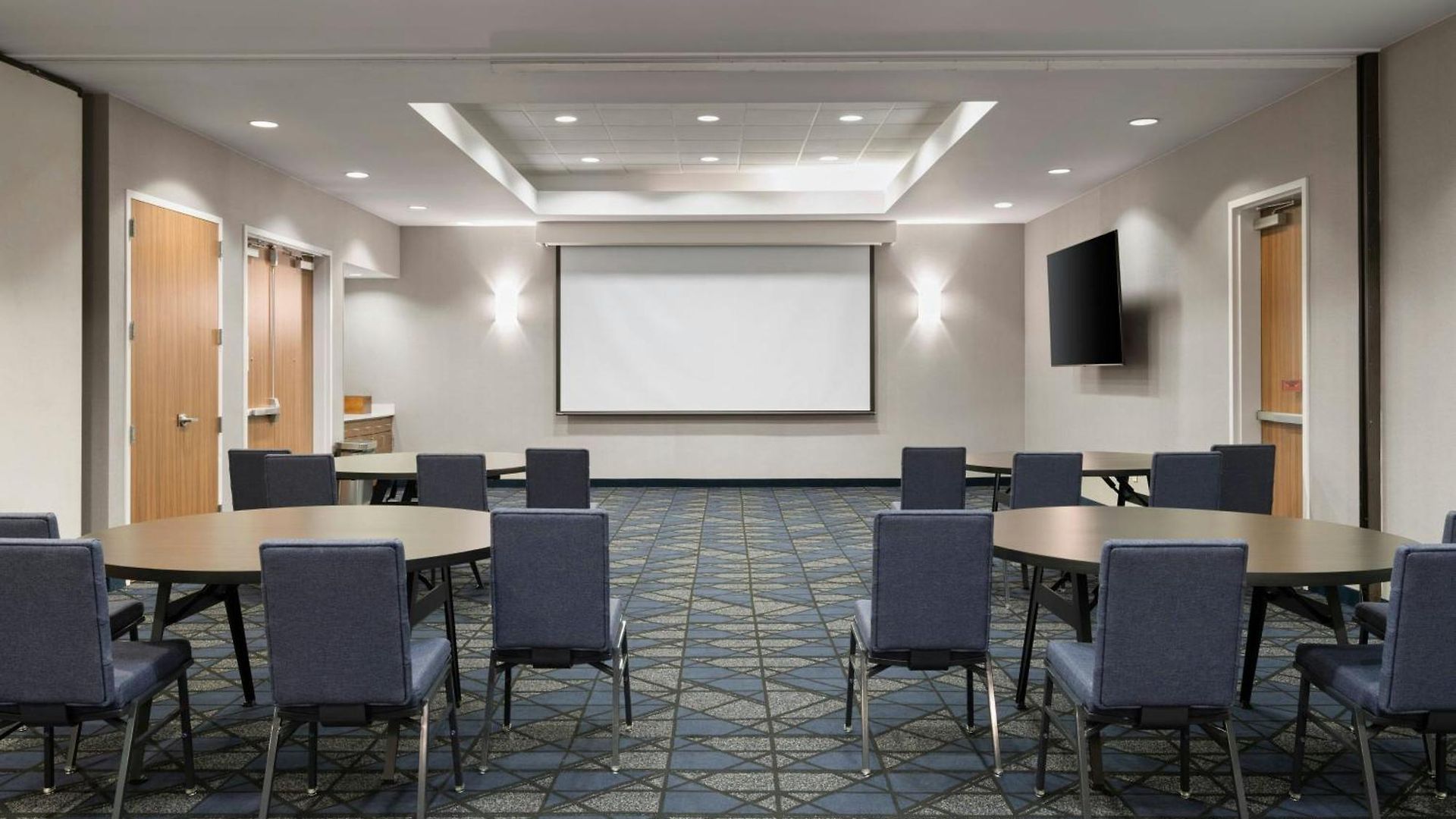 Courtyard Center 3*