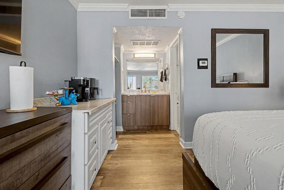 Comfortabel 5 Mins To Atrium & Novant Health Apartment *