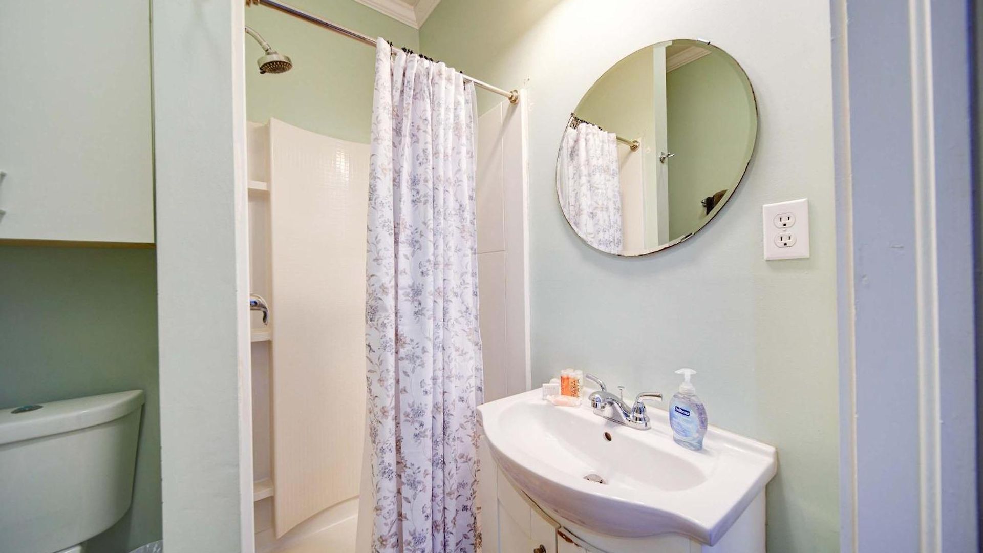 Vibrant And Cozy 2br Near Uptown With Balcony