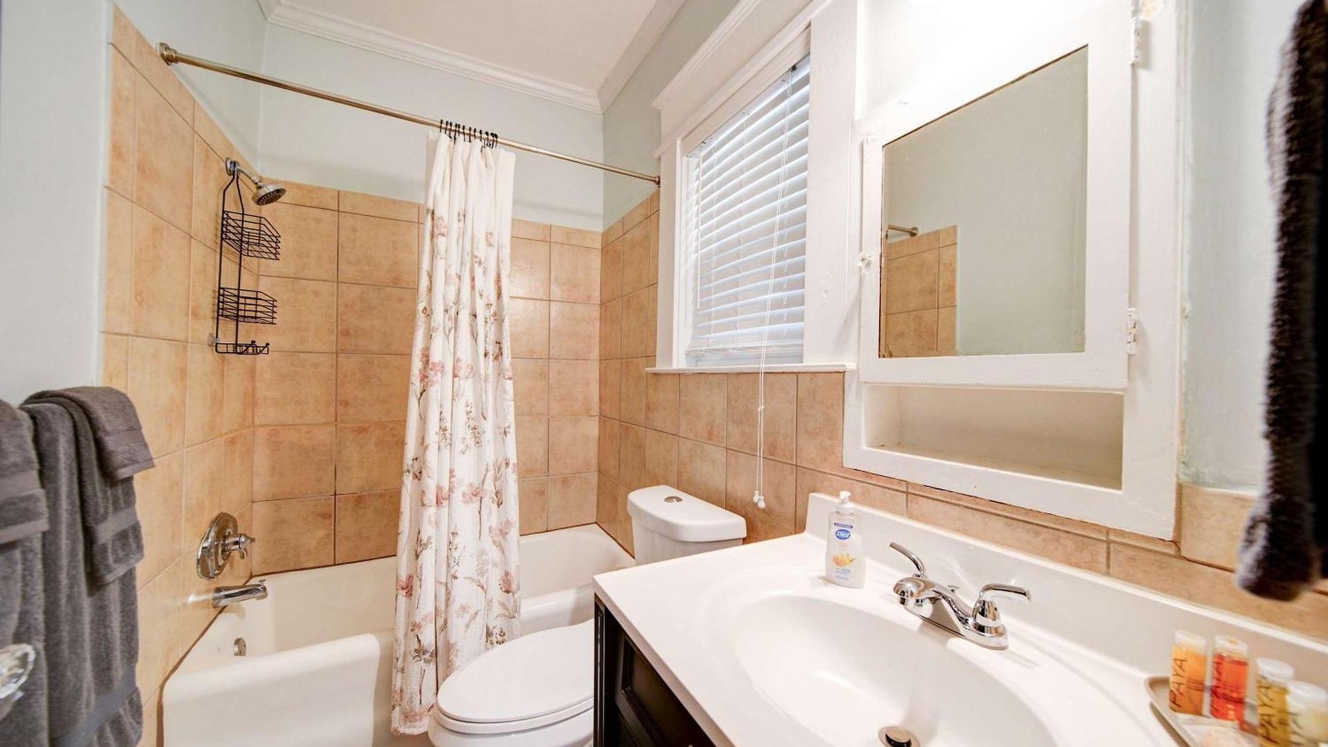 Vibrant And Cozy 2br Near Uptown With Balcony Holiday home