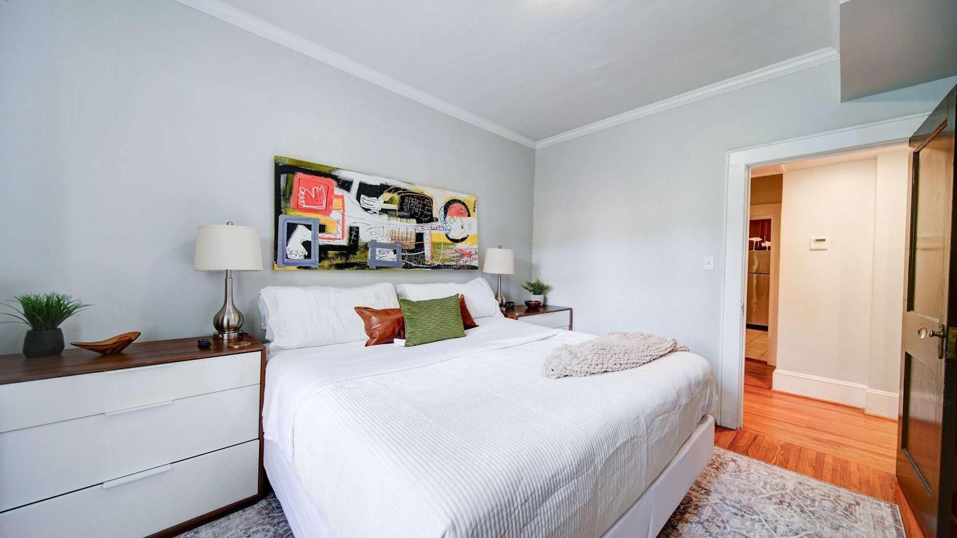 Vibrant And Cozy 2br Near Uptown With Balcony *