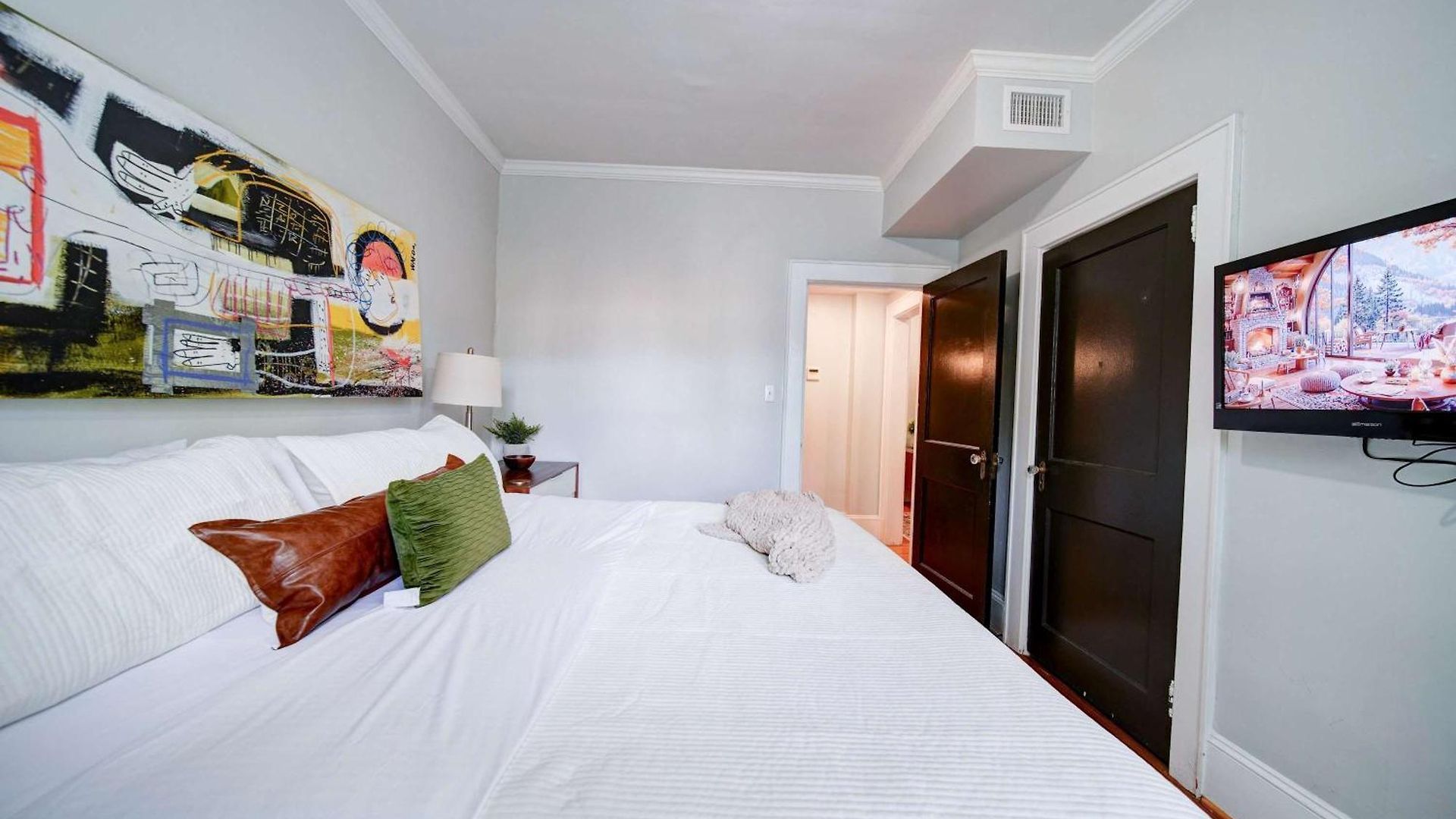 Vibrant And Cozy 2br Near Uptown With Balcony