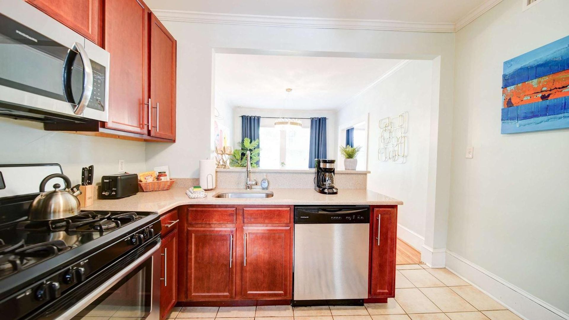 Vibrant And Cozy 2br Near Uptown With Balcony *