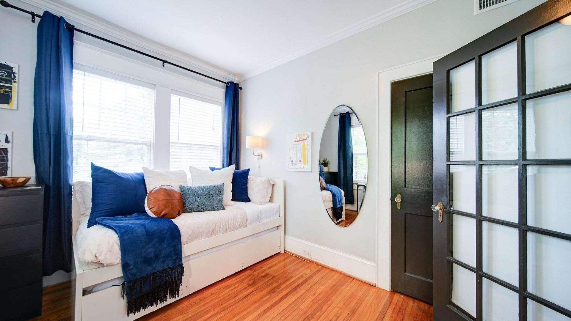 Vibrant And Cozy 2br Near Uptown With Balcony Holiday home