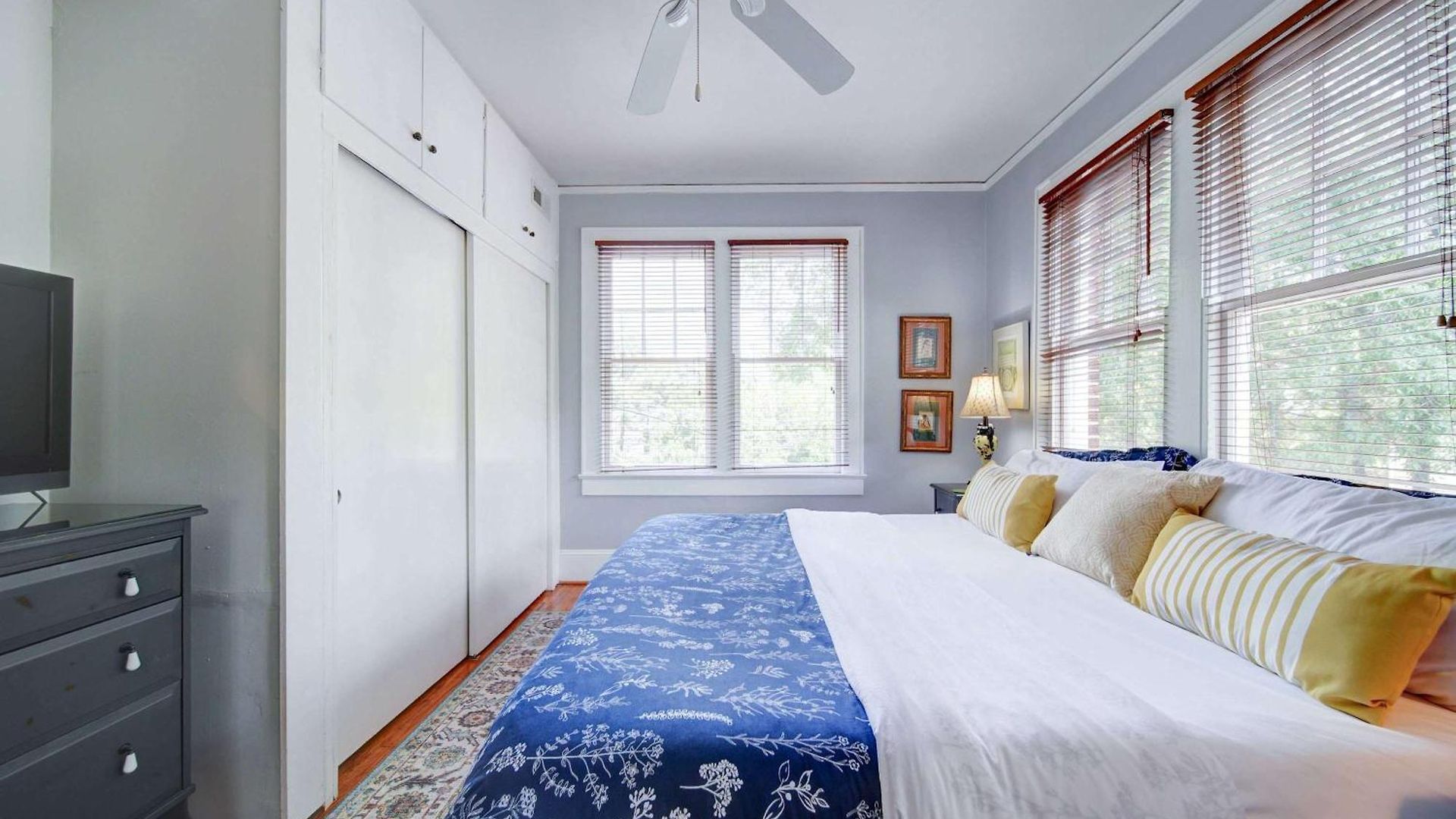 Holiday home Spacious 2br In Myers Park With Sunroom