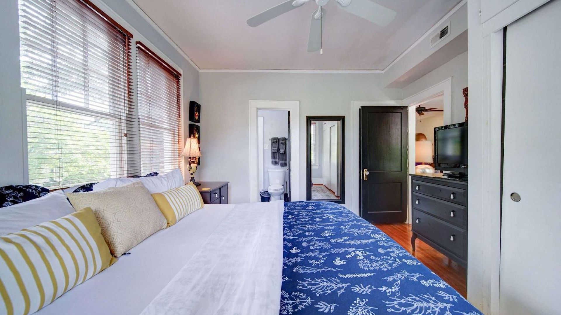 Spacious 2br In Myers Park With Sunroom Holiday home *