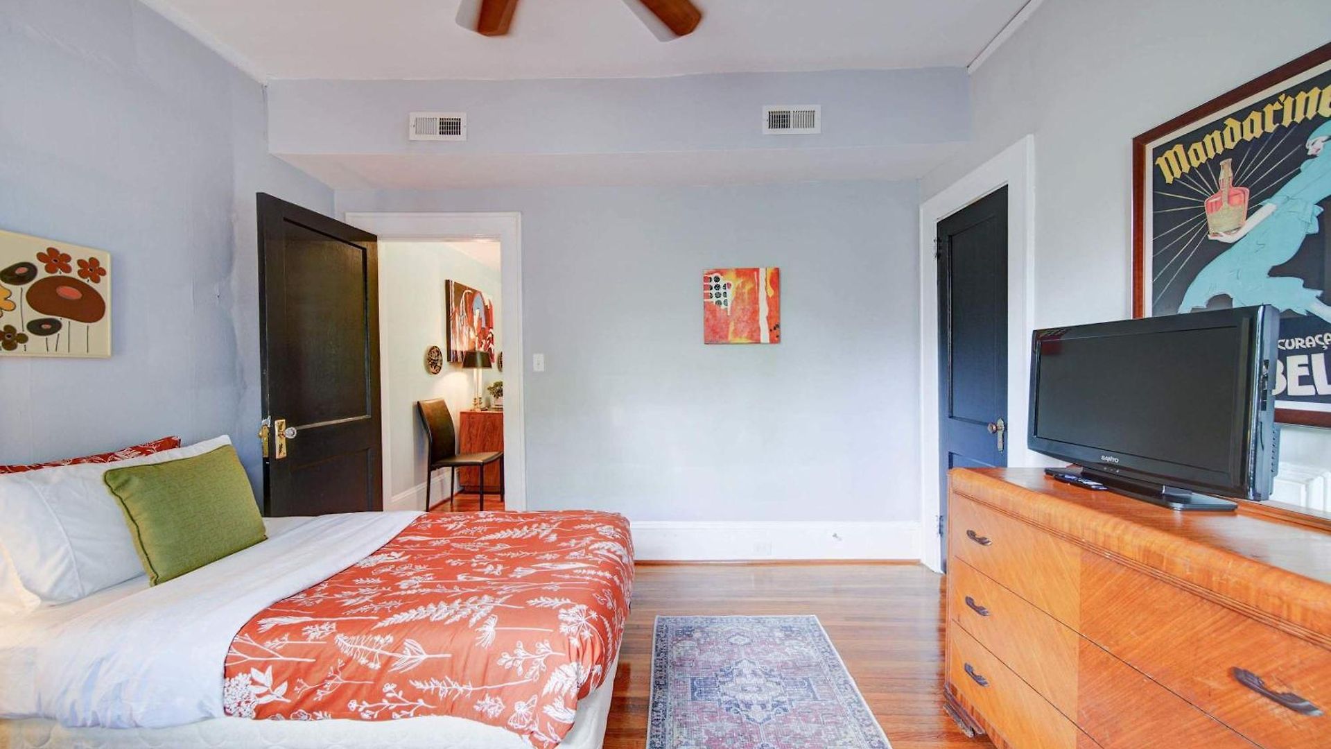 Spacious 2br In Myers Park With Sunroom Holiday home *