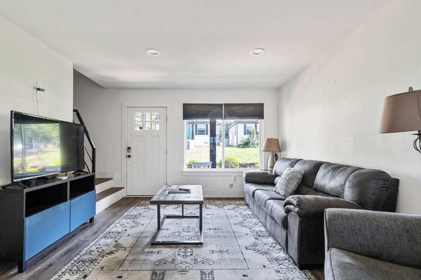 Sleek 2br Townhouse, Stones Throw To Uptown *