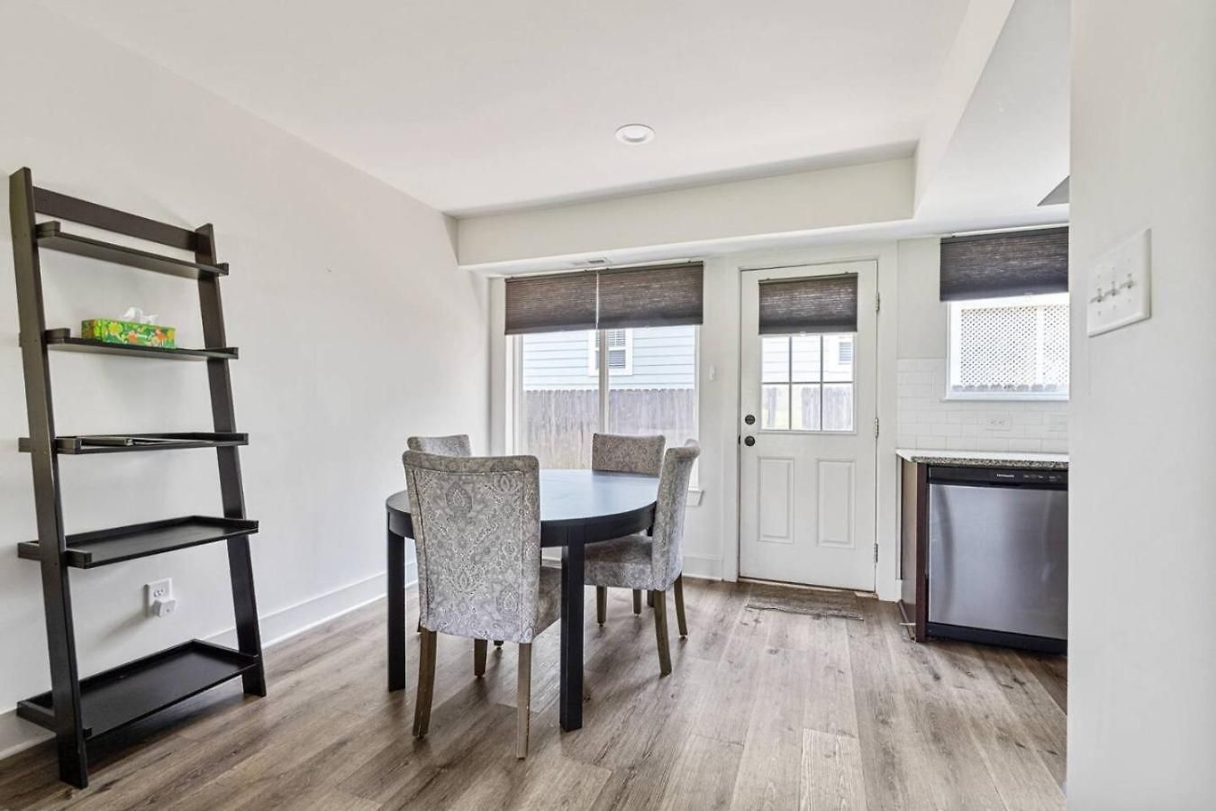 Apartment Sleek 2br Townhouse, Stones Throw To Uptown