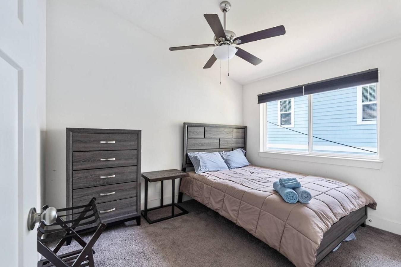Sleek 2br Townhouse, Stones Throw To Uptown